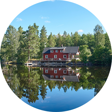 Zweeds huis aan een meer van Geertjan Plooijer