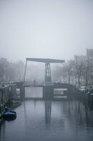 Radfahrer auf Brücke im Nebel - stimmungsvolle Straßenfotografie