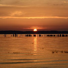 Sonnenuntergang am See von Paula van der Horst