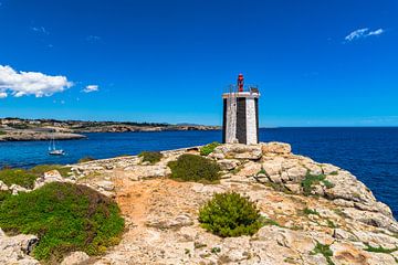 Prachtig uitzicht op vuurtoren aan de rotsachtige kust van Mallorca van Alex Winter