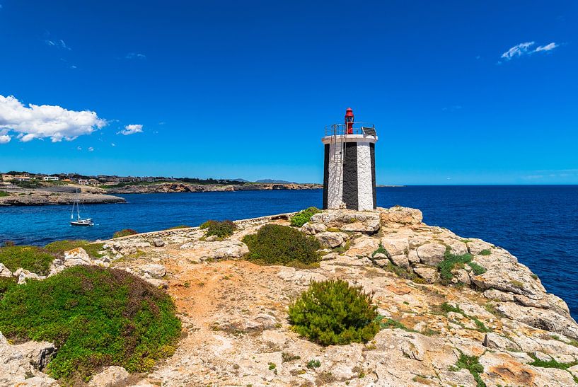 Schöner Blick auf den Leuchtturm an der Felsenküste von Mallorca von Alex Winter