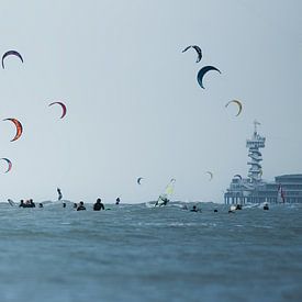Golfsurfers en kitesurfers in Scheveningen van Rogier Muller