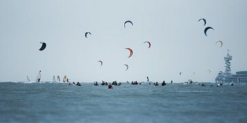 Golfsurfers en kitesurfers in Scheveningen van Rogier Muller
