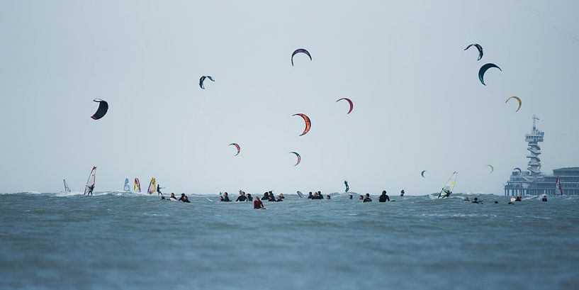 Surfeurs de vagues et de kitesurf à Scheveningen par Rogier Muller