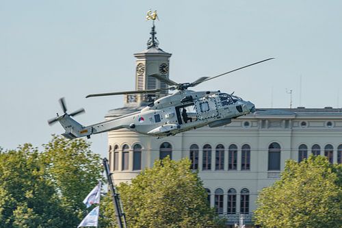 NH-90 helikopter in actie tijdens Wereldhavendagen 2022.