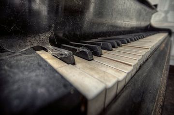 Urbex - Piano von Angelique Brunas