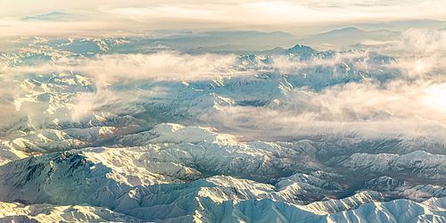 Panorama luchtfoto Zagros gebergte in Iran met mist