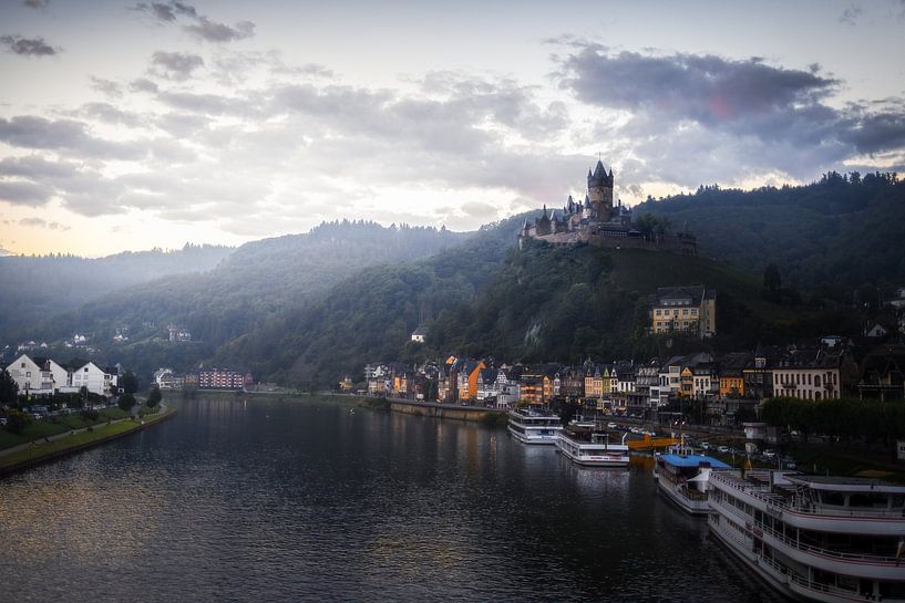 Blick über die Mosel mit Burg im Hintergrund | Reichsburg | Deutschland | Reisefotografie von Laura Dijkslag