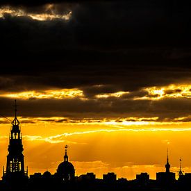 Gouden zonsondergang over Amsterdam van Marcia Kirkels