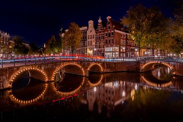 Amsterdam in de nacht. van zeilstrafotografie.nl