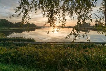 Het Groote Gat bij Oostburg in de opgaande zon