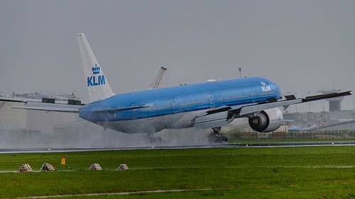 Landend KLM Boeing 777-300 passagiersvliegtuig.