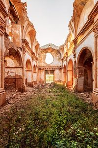 Echos der Vergangenheit: Goldene Stunde in einer verlassenen Kathedrale