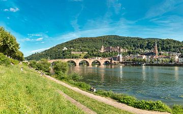 Die Alte Brücke over de rivier de Neckar, Heidelberg, Baden-Württemberg, Duitsland