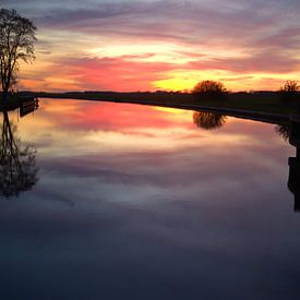 Prachtige zonsondergang over het kanaal von Frouwkje Fotografie