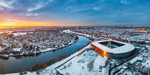 Weserstadion in Bremen während eines winterlichen Sonnenuntergangs von Michael Abid