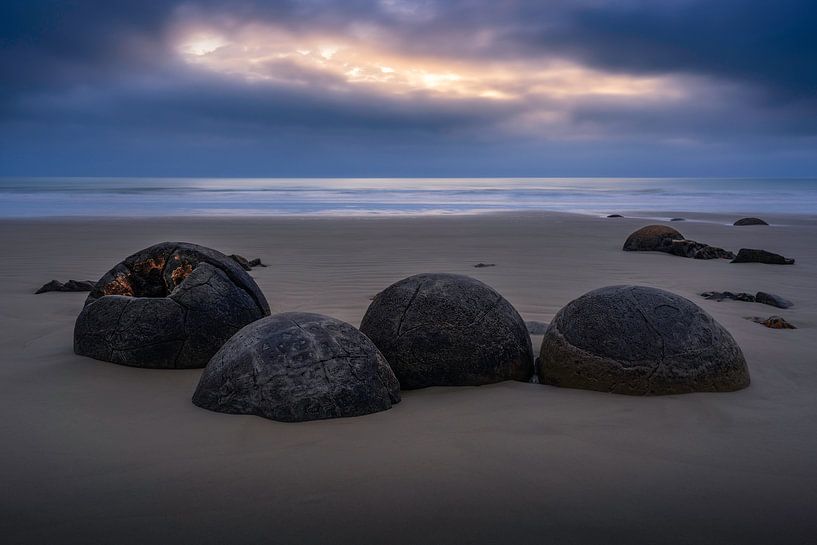 Sunset @ Moeraki Boulders, New Zealand by Niko Kersting
