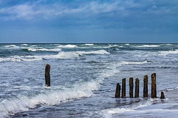 Groynes on shore of the Baltic Sea on a stormy day van Rico Ködder