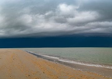 Zonsopgang op het strand van Texel met een naderende stormwolk van Sjoerd van der Wal Fotografie