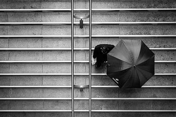 Mann mit Regenschirm von Patrick Dreuning