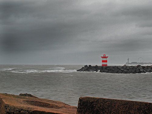 Havenhoofd Scheveningen tijdens storm