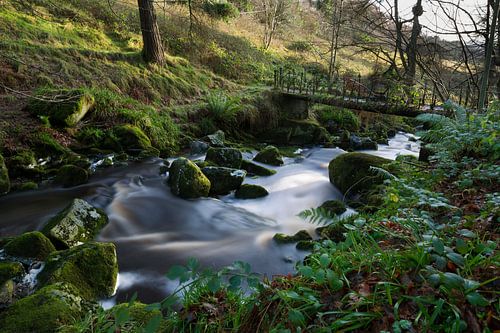 Fantasie brug met zacht water in een beekje in Ierland
