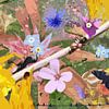 Stilleven met bloemen en dieren bij een tak van Susan Hol