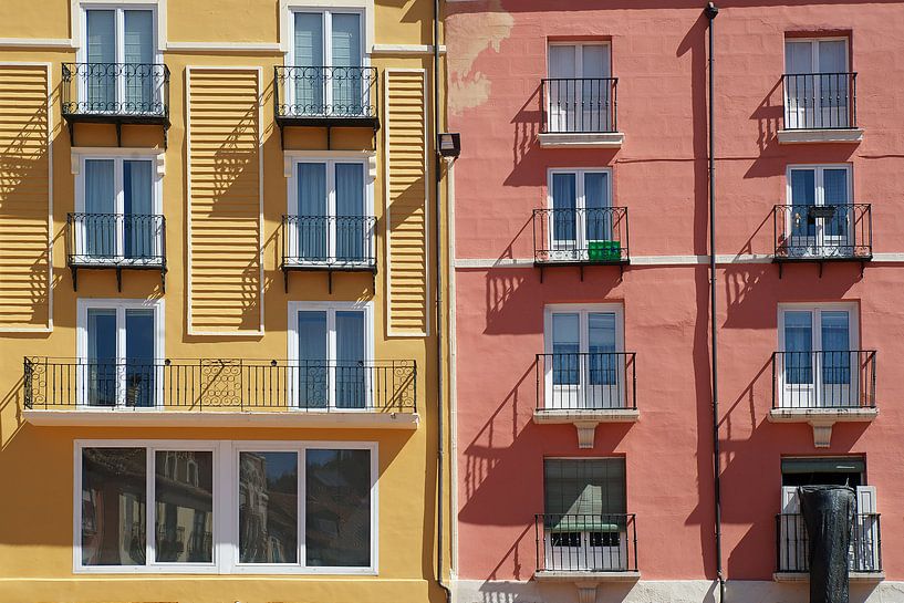 Vrolijk gekleurde gevels in Burgos (Spanje). van Gert van Santen