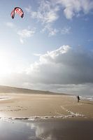 Kite surfer op het strand