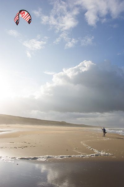 Kite surfer op het strand van Dirk van Egmond