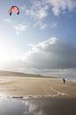 Kite surfer op het strand van Dirk van Egmond thumbnail