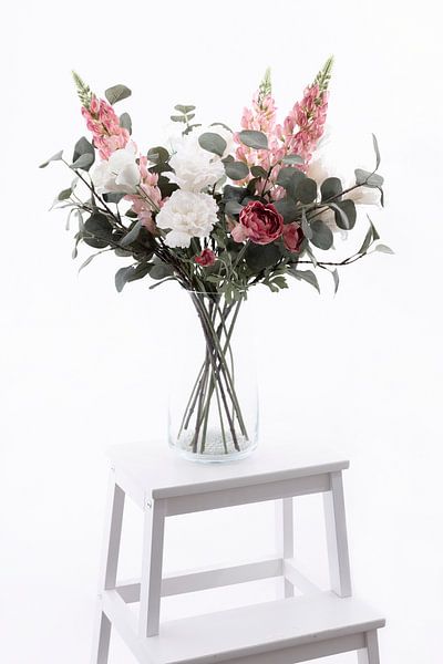 Vaas met mooie witte en roze bloemen op een wit trappetje van Miranda van Hulst