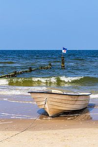Fischerboot und Buhne am Strand von Bansin auf der Insel Usedom