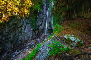 VERSTECKTER WASSERFALL von Simon Schuhmacher