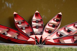 Rote Kanus ian einem Bootsanleger liegend, Deutschland
