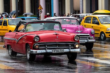 Ford Fairlane Convertible in de regen in Oud Havana Cuba van Dieter Walther