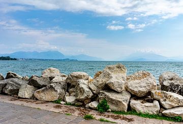 Steine am Ufer des Garda See von Animaflora PicsStock