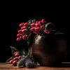 Stilleven met bessen in bruine pot van Mark de Weger