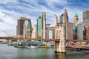 Brooklyn Bridge mit Pier 17 und South Street Seaport