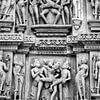 Khajurao - Erotisch relief in de Lakshmana tempel Zw-w 3 van Theo Molenaar