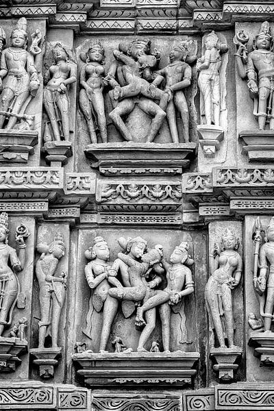 Khajurao - Erotisches Relief im Lakshmana-Tempel Zw-w 3 von Theo Molenaar