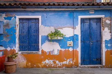 Blauw en oranje huis op Burano van Awander