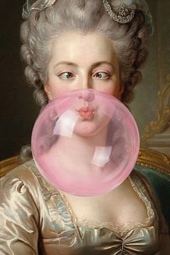 Frau in formellem Kleid bläst Kaugummi von Markus Gann