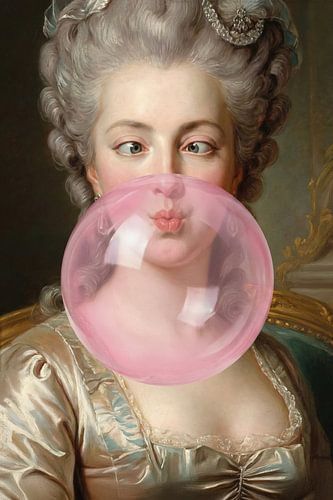 Femme en robe de soirée soufflant du chewing-gum