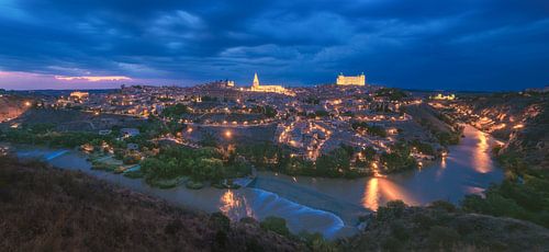 Het stadspanorama van Toledo op het blauwe uur