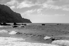 Brechen Wellen und Surfer an der rauen Küste Teneriffas in Schwarz-Weiß von Natalia Gebauer Studio