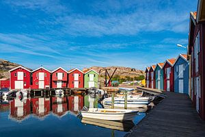 Haven met boten in het dorp Smögen in Zweden van Rico Ködder