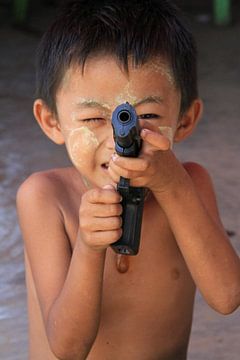 Jongetje met speelgoed pistool in Myanmar van Gert-Jan Siesling
