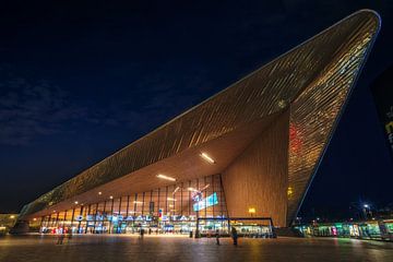 Architektonisches Foto des NS-Bahnhofs in Rotterdam, aufgenommen am Abend mit einem Stativ