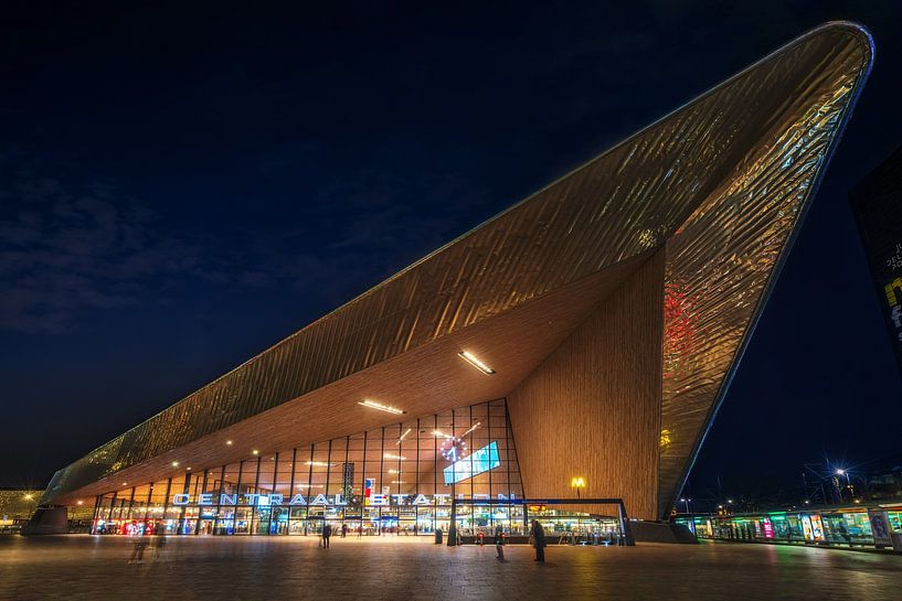 Architectural photo of the NS railway station of Rotterdam taken in the evening on a tripod by Bart Ros